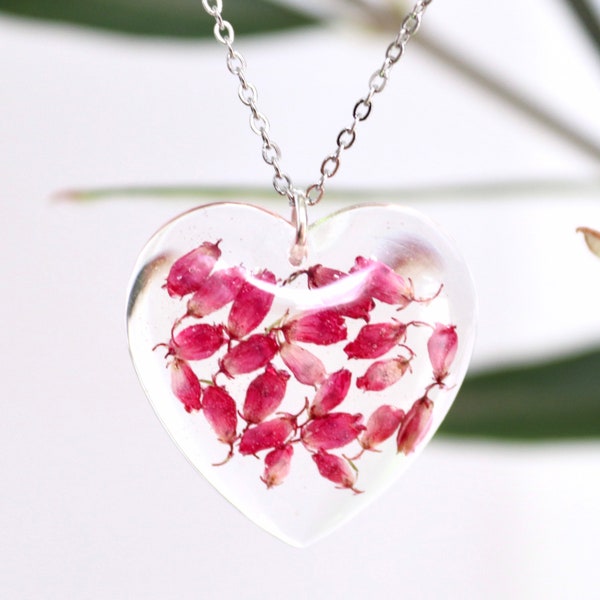 Flower Necklace: heart pendant with real pink heather in transparent epoxy resin, stainless steel chain, adjustable length