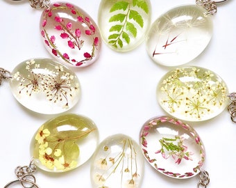 key chain with real dried flowers in epoxy resin, oval, available with different flowers