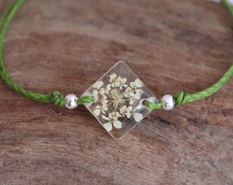 dainty flower bracelet with real cow's parsley in eco epoxy resin and green macrame string, size adjustable