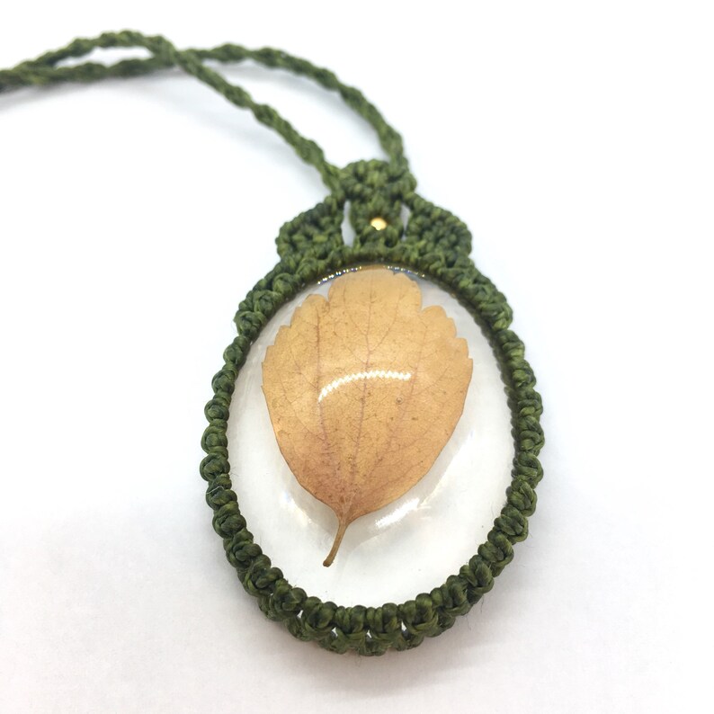 preserved plants jewerly green macrame necklace with real autumn leaf in an eco epoxy resin cabochon adjustable length