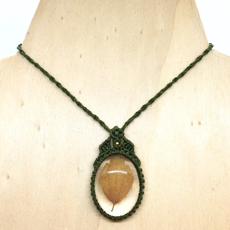 preserved plants jewerly green macrame necklace with real autumn leaf in an eco epoxy resin cabochon adjustable length
