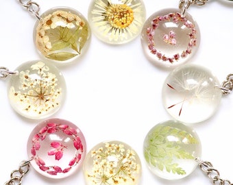 key chain with real dried flowers in epoxy resin, round, 3 cm, available with different flowers