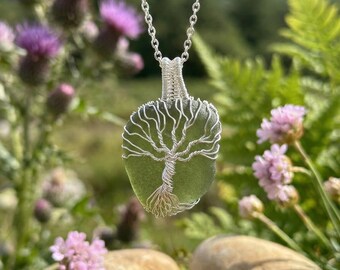 Colgante de cristal marino verde oscuro con forma de árbol de la vida escocés hecho a mano en cadena de plata de ley.