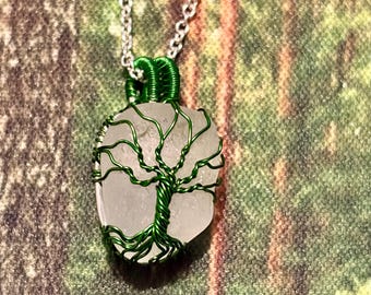 Colgante escocés del Árbol de la Vida con cristal marino esmerilado y cadena de plata de ley.