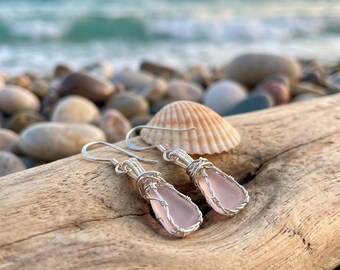 Pendientes de gancho de plata esterlina con forma de gota de cristal marino rosa suave hechos a mano en Escocia