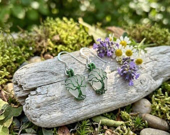 Pendientes de gancho de plata esterlina con forma de árbol de la vida, hechos a mano en Escocia, con gotas de cristal marino
