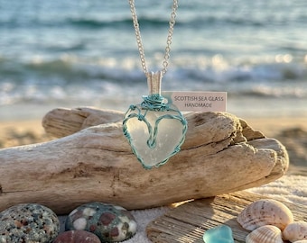 Colgante de corazón de cristal marino escocés hecho a mano en cadena de plata de ley