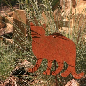 Handmade rusty steel cat decor