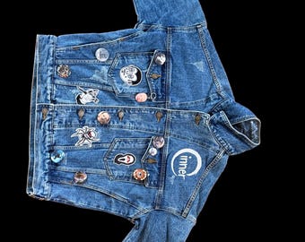 Kurtka jeansowa HORROR BABE – z recyklingu – rozmiar S – ręcznie robiona, unisexowa, streetwear – Cinner Babe
