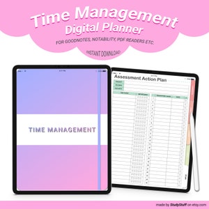 Könnte beinhalten: Ein digitaler Planer für Zeitmanagement mit einem rosa-violetten Farbverlauf im Hintergrund. Der Planer trägt den Titel "Time Management Digital Planner" und lautet "Für Goodnotes, Notability, PDF Reader usw. Sofortiger Download". Der Planer enthält eine Seite mit dem Titel "Assessment Action Plan" mit Spalten für Fach, Kriterien, Fälligkeitstermin, Unteraufgaben, Wichtigkeit, priorisierte Aufgaben, Datum und Studium.