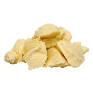 Peut inclure: Gros plan sur un tas de beurre de karité brut non raffiné. Le beurre est de couleur jaune pâle et a une texture légèrement granuleuse.