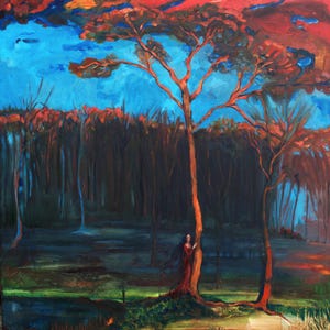 Può includere: Dipinto a olio di un paesaggio con un cielo vibrante nei toni del rosso e dell'arancione. Due alberi con tronchi marrone-rossiccio si ergono in primo piano, con una figura appoggiata a uno di essi. Lo sfondo presenta una foresta scura e un cielo blu.