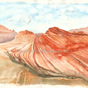 Op de afbeelding: Waterverf schilderij van een rode rotsformatie met gelaagde strepen. De rotsformatie bevindt zich in een woestijnlandschap met een blauwe lucht en witte wolken op de achtergrond. Het schilderij is onderaan links gesigneerd met "sultan, dix 2013".