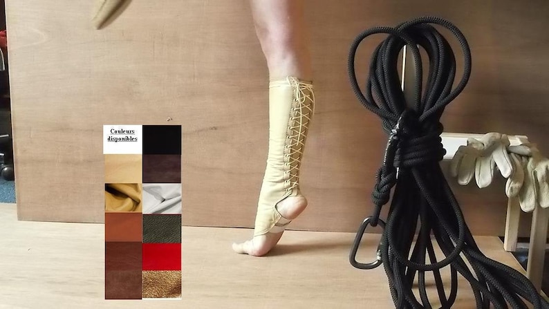 Peut inclure: Une gu&ecirc;tre en cuir beige montant jusqu'au mollet avec un la&ccedil;age &agrave; l'arri&egrave;re et un talon ouvert. Un nuancier intitul&eacute; Couleurs disponibles pr&eacute;sente divers &eacute;chantillons de cuir, notamment des options en noir, marron, blanc, rouge et beige.