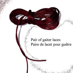 Peut inclure: Une paire de lacets pour guêtre enroulés de couleur bordeaux profond avec une finition lisse et brillante. Le texte "Pair of gaiter laces" et "Paire de lacet pour guêtre" est imprimé en noir à côté du cordon enroulé avec une extrémité libre.