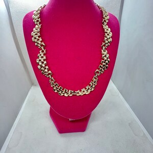 A Stunning Vintage Coro Goldtone Necklace
