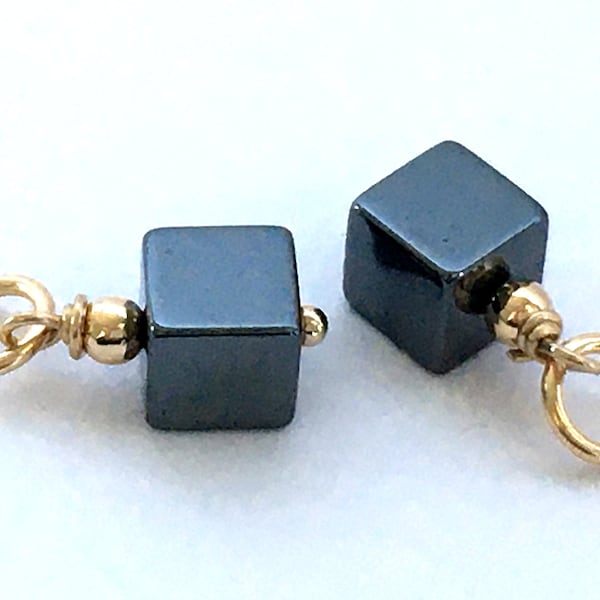 Paire de breloques remplies d'hématite et d'or/petit cube d'hématite poli de 4 x 4 mm/pierres précieuses de dés gris foncé/créoles de Bracelet de chaîne de fabrication de bijoux à bricoler soi-même