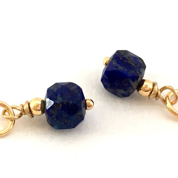 Lapis Lazuli & Gold Filled Charms Paire / Minuscule cube de pierres précieuses bleu foncé à facettes de 4 mm / Pierre de naissance de décembre / Fabrication de bijoux DIY / Cerceaux de chaîne