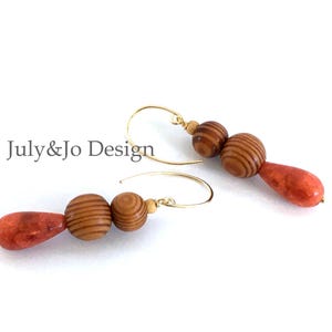 Orecchini in corallo spugnoso e legno riempiti d'oro / Gocce di corallo spugnoso arancione naturale con perline di legno / Orecchini pendenti con filo per orecchini