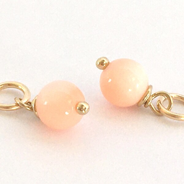 Paire de breloques corail japonais et gold filled / Petites perles de corail rose rose très clair de 4 mm / Fabrication de bijoux DIY / Créoles de bracelet chaîne