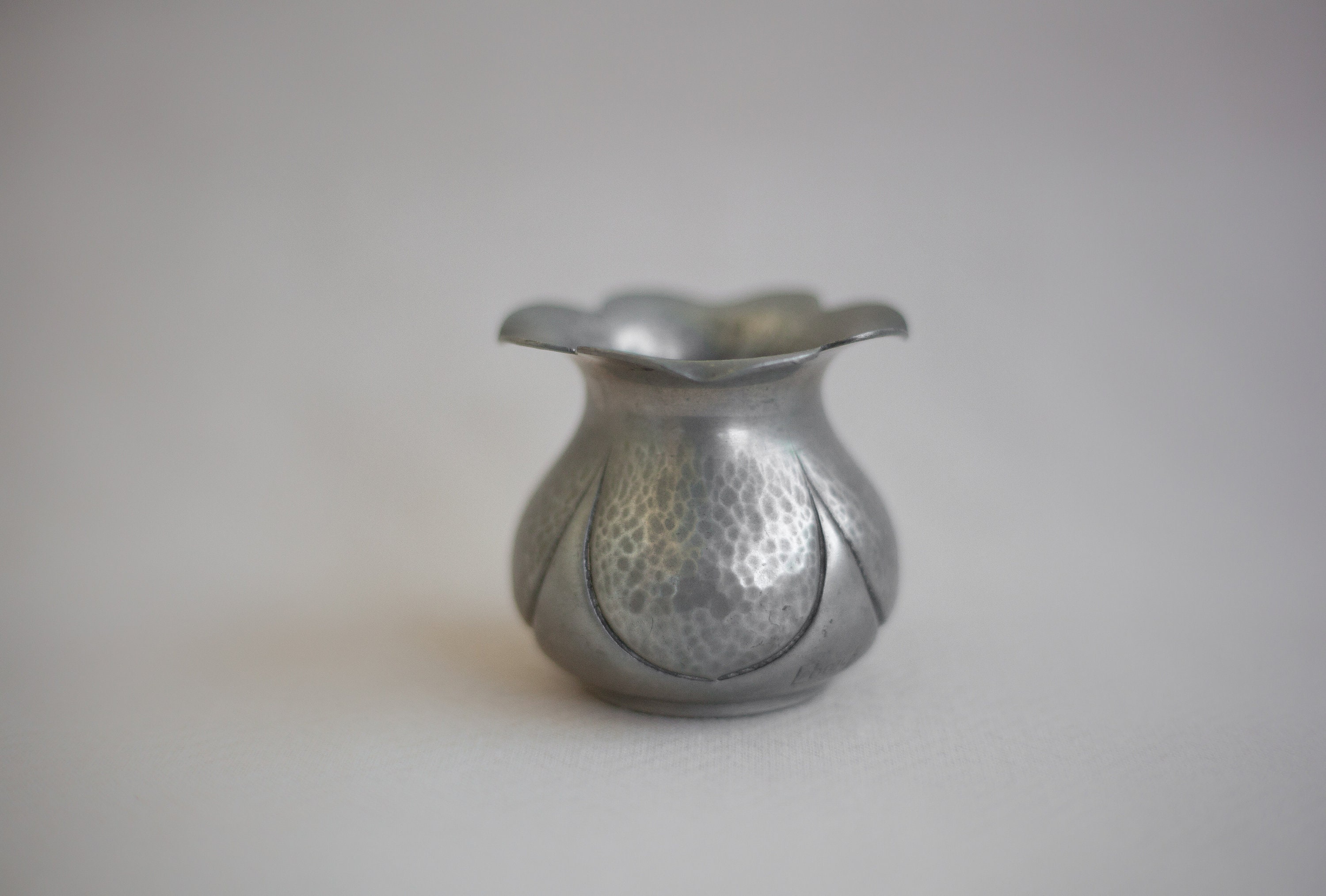 Vase Vintage, Vase Étain, Signé Leboeuf, Petit Boule avec Corolle, Art Nouveau, Collection, Étain Ma