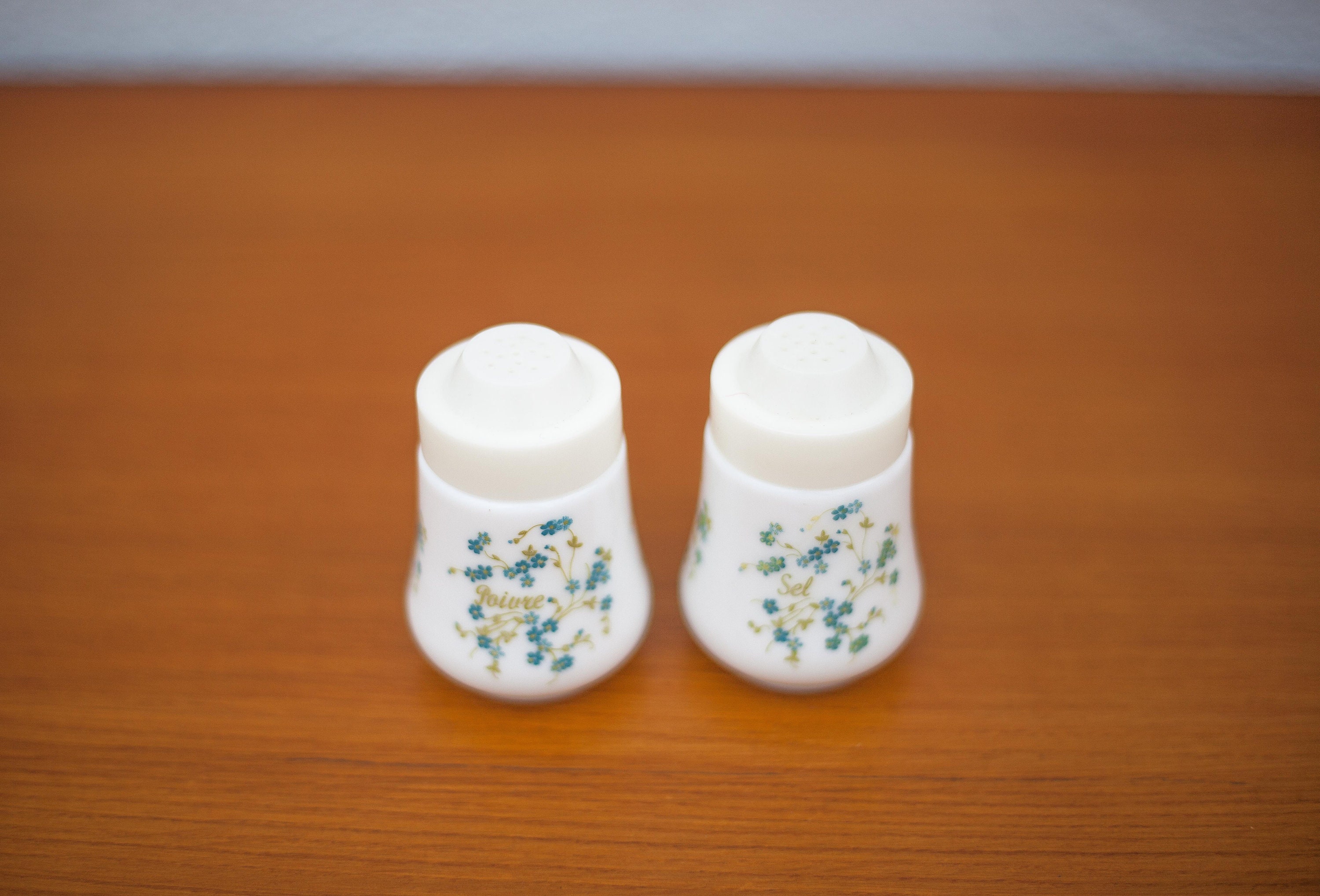 Salière et Poivrière Vintage, Sel Poivre Agitateurs, Verre Opaline, Myosotis, Fleurs, Cuisine, Campi