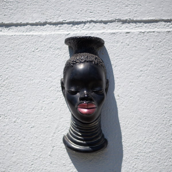 Tête céramique peinte en noire représentant une jeune Africaine, Signée Leroy, décoration murale, made in Italy, 50's