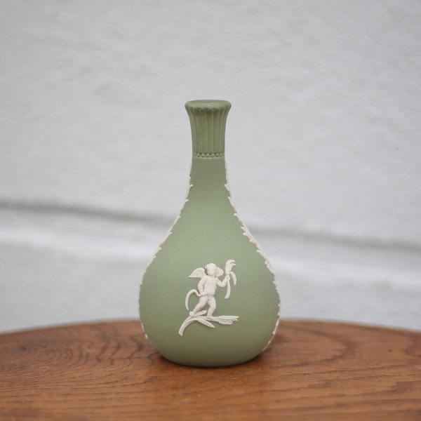Vase wedgwood porcelaine olive,  petit vase à col, chérubin, collection, jasperware, made in england, 70's