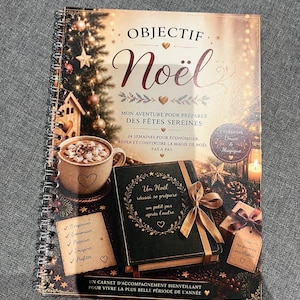 Peut inclure: Un carnet à spirales intitulé Objectif Noël illustré d'une scène festive avec un sapin, une tasse de chocolat chaud, un livre noir emballé d'un ruban doré et une liste de tâches. La couverture comporte du texte en français sur la préparation.