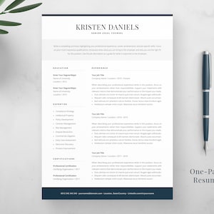 Könnte beinhalten: Eine einseitige Lebenslaufvorlage mit einem dunkelblauen Kopfbereich und weißem Hintergrund. Der Lebenslauf enthält Abschnitte für Ausbildung, Berufserfahrung, Expertise, Zertifizierungen und Kontaktinformationen. Der Text "Einseitiger Lebenslauf" befindet sich in der unteren rechten Ecke.