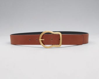 Cinturón de piel marrón Dorothee Schumacher con hebilla dorada, fabricado en Italia.