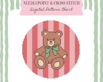 Puede incluir: Un gráfico digital de patrones de punto de aguja y punto de cruz. El diseño presenta un oso de peluche marrón con una pajarita verde, sobre un fondo a rayas rojas y rosas. Se muestra el texto "NEEDLEPOINT & CROSS STITCH Digital Pattern Chart".