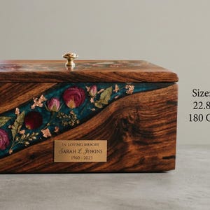 Urna de madera artesanal con incrustaciones florales de resina verde azulado – Urna de recuerdo (23 x 18 x 13 cm) imagen 6