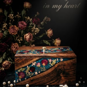 Urna de madera artesanal con incrustaciones florales de resina verde azulado – Urna de recuerdo (23 x 18 x 13 cm) imagen 2