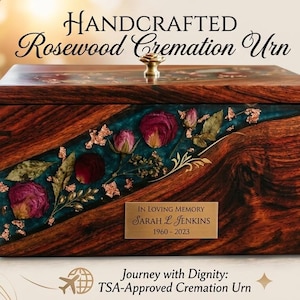 Puede incluir: Urna de cremaci&oacute;n de palisandro hecha a mano con apertura deslizante. La caja de madera presenta una incrustaci&oacute;n decorativa de color turquesa con flores secas y una placa de lat&oacute;n. La urna est&aacute; aprobada por la TSA y es de palisandro.