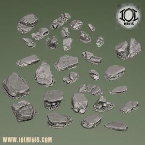 Puede incluir: Colección de rocas grises en miniatura de varios tamaños y formas, adecuadas para juegos de mesa o escenografía de maquetas. Algunas rocas tienen calaveras debajo. El logotipo de 101 Minis está en la esquina superior derecha y el sitio web www.101minis.com abajo.