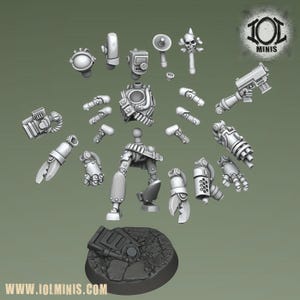 Könnte beinhalten: Eine Sammlung unbemalter, grauer Miniatur-Roboterteile, darunter ein Torso, Beine, Arme, Hände und diverses Zubehör. Die Teile sind auf einem hellgrünen Hintergrund angeordnet, mit einer Basis am unteren Rand. Die Website-Adresse "www.iolminis.com" ist sichtbar.