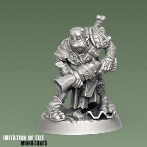 Könnte beinhalten: Detaillierte Miniaturfigur einer Fantasy-Figur, in metallischem Grau dargestellt. Die Figur ist stark gepanzert, hält eine große Waffe und steht auf einem strukturierten Sockel. Die Figur hat einen Knochen an der Schulter befestigt. Der Text "IMITATION OF LIFE MINIATURES" steht unten.