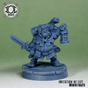 Könnte beinhalten: Graue Miniaturfigur einer Figur in mittelalterlicher Kleidung, die ein Schwert und eine Laterne trägt. Die Figur steht auf einem Steinsockel. Der Text "101 MINIS" und "IMITATION OF LIFE MINIATURES" sind sichtbar.