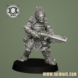 Op de afbeelding: Een grijze miniatuurfiguur van een krijger met een groot geweer. De figuur heeft stekelig haar, een grimas en draagt een harnas. De miniatuur staat op een zwarte basis. Het logo voor 101 Minis staat linksboven.