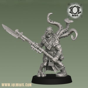Könnte beinhalten: Detaillierte Miniaturfigur eines monströsen humanoiden Kriegers, der eine große, speerartige Waffe hält. Die Figur hat Tentakel und trägt eine Rüstung. Der Sockel ist schwarz und die Figur ist grau. Die Website www.iolminis.com ist sichtbar.
