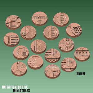 Op de afbeelding: Een verzameling van vijftien bruine, ronde miniatuurbases met een diameter van 25 mm. Elke basis heeft een gedetailleerd industrieel ontwerp met klinknagels, panelen en mechanische elementen. De tekst "25MM" is zichtbaar.