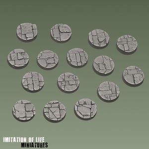 Pode incluir: Um conjunto de bases em miniatura circulares cinzentas com textura de pedra. Cada base é dividida em formas irregulares, assemelhando-se a paralelepípedos. As bases estão dispostas sobre um fundo verde. O texto "IMITATION OF LIFE MINIATURES" está na parte inferior.