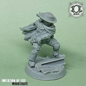 Peut inclure: Figurine miniature grise d'un soldat futuriste, armé d'un fusil et portant un chapeau et un équipement de protection. La figurine est posée dans une posture dynamique sur une base texturée. Le texte "IMITATION OF LIFE MINIATURES" est en bas.