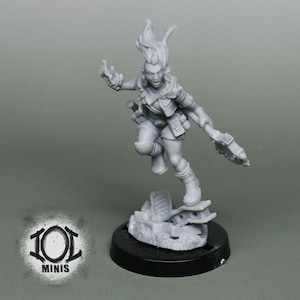 Puede incluir: Figura en miniatura gris de una guerrera en pose dinámica, sosteniendo un arma. La figura está montada sobre una base detallada. El logotipo "101 MINIS" es visible.