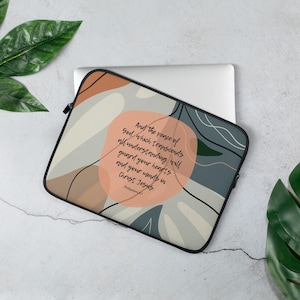 Puede incluir: Funda para portátil con un diseño abstracto en tonos apagados de beige, naranja y verde azulado. La funda tiene un borde negro y una cita de Filipenses 4:7. El diseño incluye formas y líneas orgánicas.