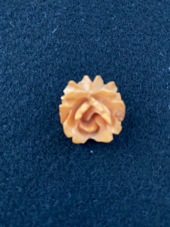 Carved Bakelite clip and carved Bakelite flower p… - image 5