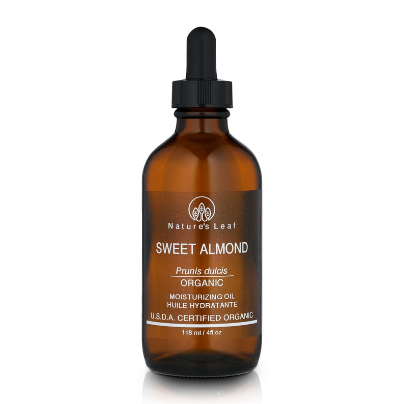 Op de afbeelding: Een bruine glazen fles met een druppelaar gevuld met zoete amandelolie. Het etiket vermeldt "Nature's Leaf Sweet Almond Prunis dulcis Organic Moisturizing Oil Huile Hydratante U.S.D.A. Certified Organic 118 ml / 4 fl oz."