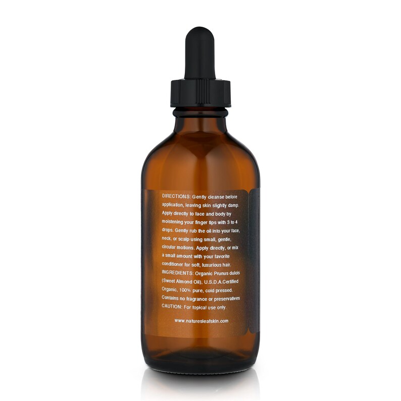 Op de afbeelding: Een bruine glazen fles met een druppelaar, gevuld met biologische zoete amandel olie. De fles heeft een etiket met gebruiksaanwijzingen en ingredi&euml;nten. Het etiket vermeldt ook dat het product USDA-gecertificeerd biologisch, 100% puur, koudgeperst is en geen geurstoffen of conserveermiddelen bevat.