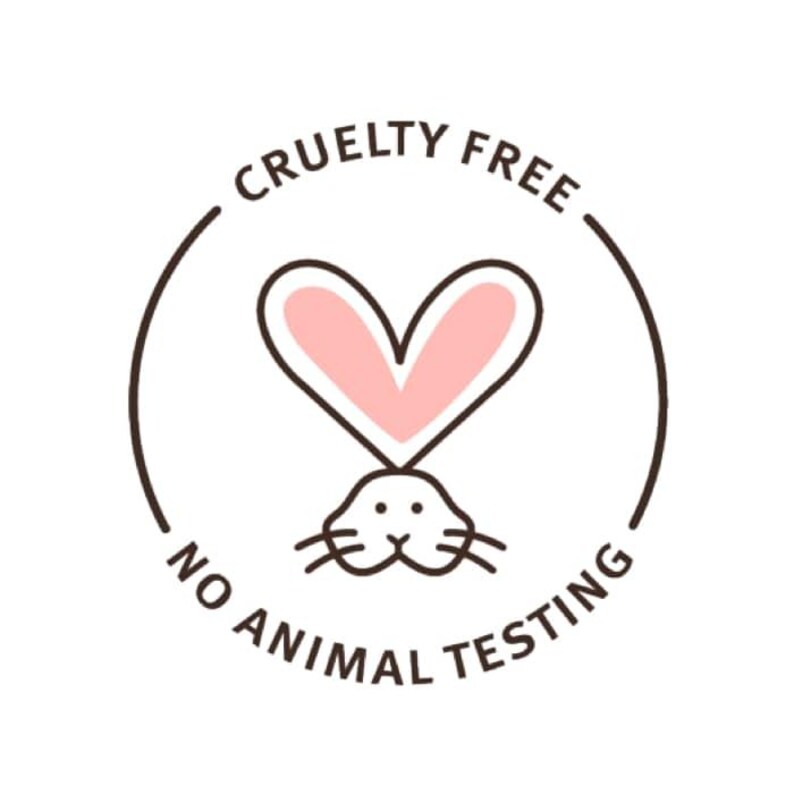 Op de afbeelding: Een zwart-witte illustratie van een konijn met een roze hart als oren. De cirkel rond het konijn zegt "Cruelty Free No Animal Testing".